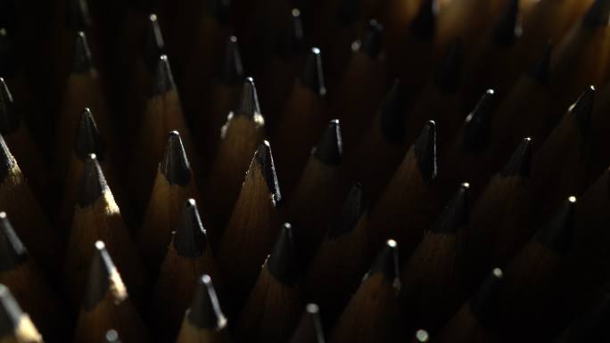 黑色铅笔笔芯均匀排列