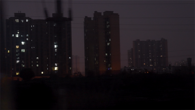 夜间列车窗外城市风景