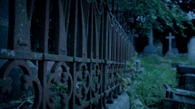 晚上沿着墓地的旧栏杆走