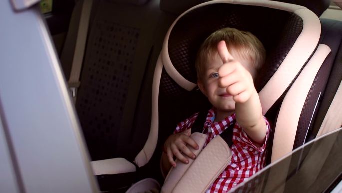 一个快乐的小男孩车内小孩座椅点赞赞许安全