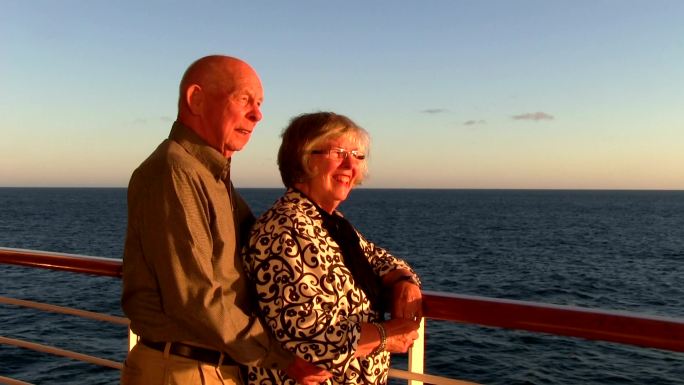 日落时分，一对退休夫妇在阿拉斯加巡航