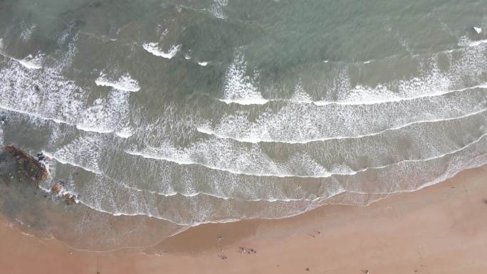 俯拍大海海浪拍打沙滩