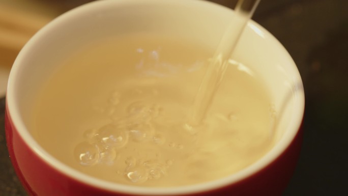 普洱茶汤倒入茶杯素材