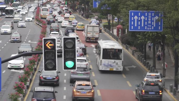 上海延安东路拥挤车流