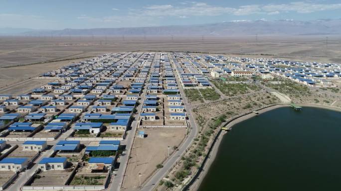 新疆哈密：天山脚下规划整齐的牧民搬迁新村