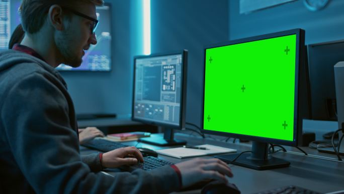 程序员在数据中心的绿色屏幕计算机上工作