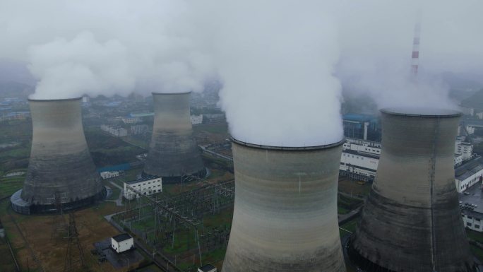 航拍发电厂大烟囱冒白烟污染大气环境治理