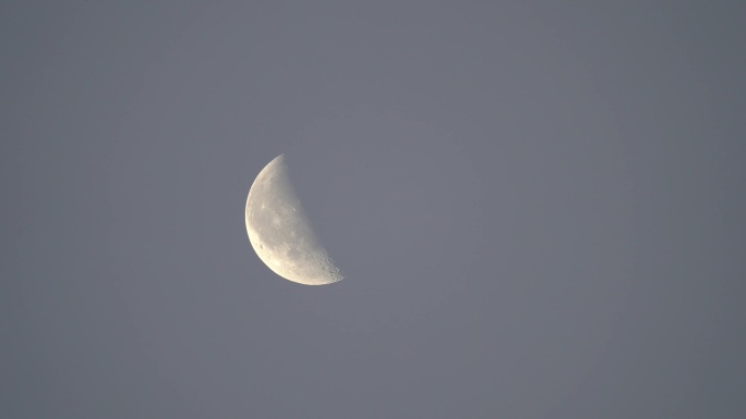 乌云遮住的月亮