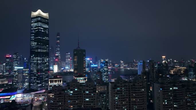 居民楼与都市摩天大楼夜景