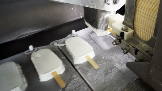 生产冰淇淋的自动输送线