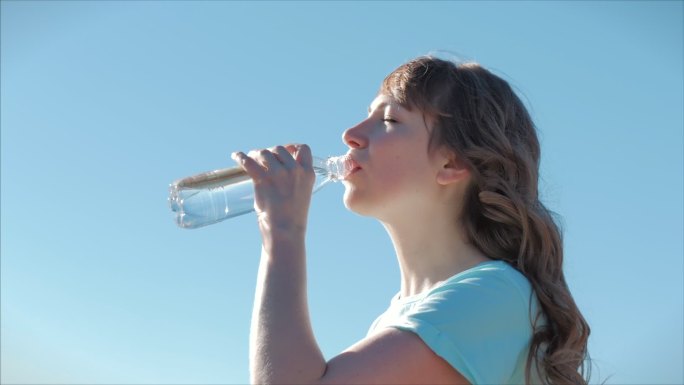 喝水的年轻女子