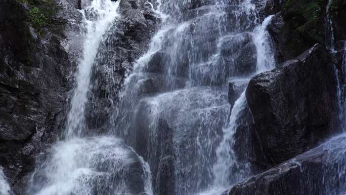 瀑布的特写镜头飞流直下高山流水溪水泉水