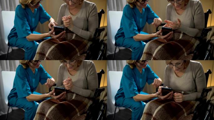 护士向老年女性展示如何使用手机