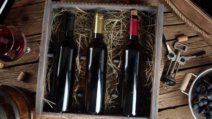 三瓶红酒装在木箱里