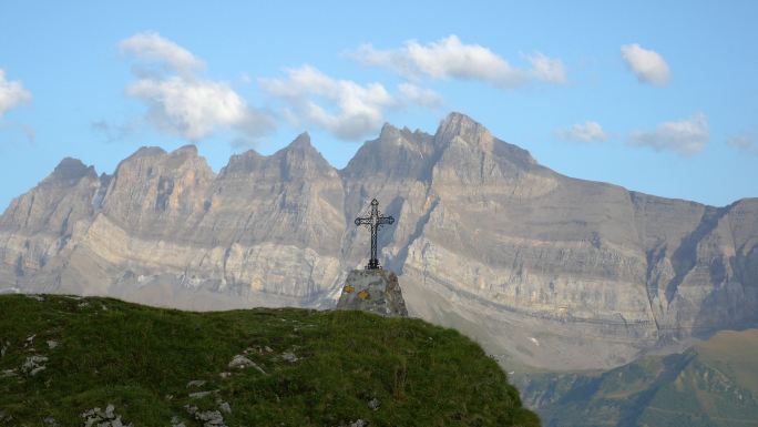 山脉前的天主教十字架
