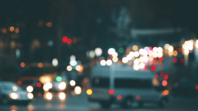 夜间交通与许多汽车的城市背景