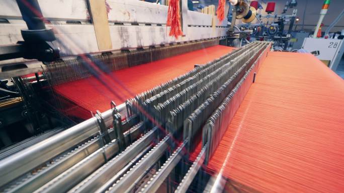 工厂的机械装置制造红丝织物