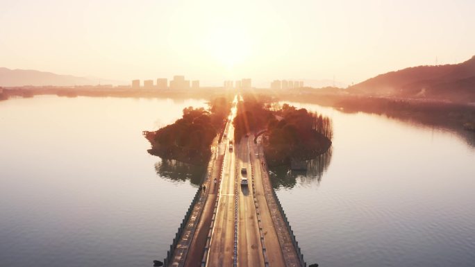 航拍夕阳下杭州萧山湘湖风景区湘湖路