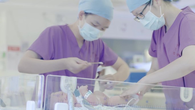 新生儿科保温箱护理护士照顾新生儿打针擦药