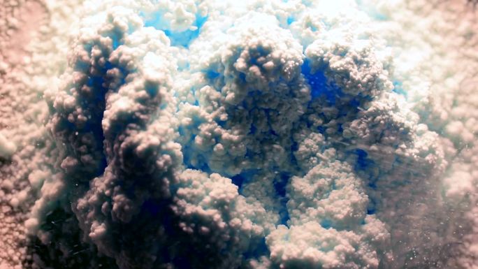 泡沫状的蓝色和白色云状结构