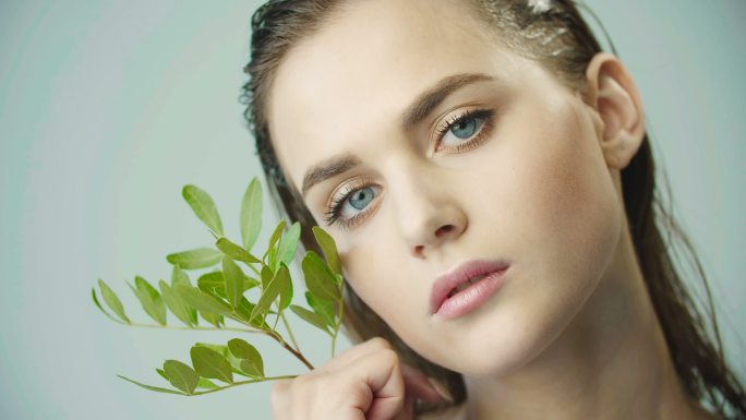 皮肤干净光滑的女孩。天然和有机化妆品。