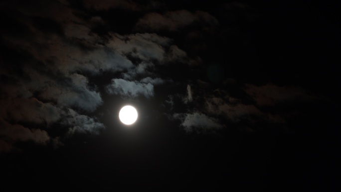 满月在飞云后面移动
