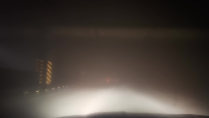 夜间行驶在浓雾弥漫的道路上