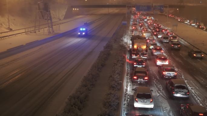 高速公路在一场暴风雪中出现交通堵塞
