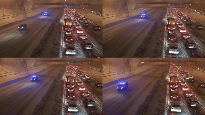 高速公路在一场暴风雪中出现交通堵塞
