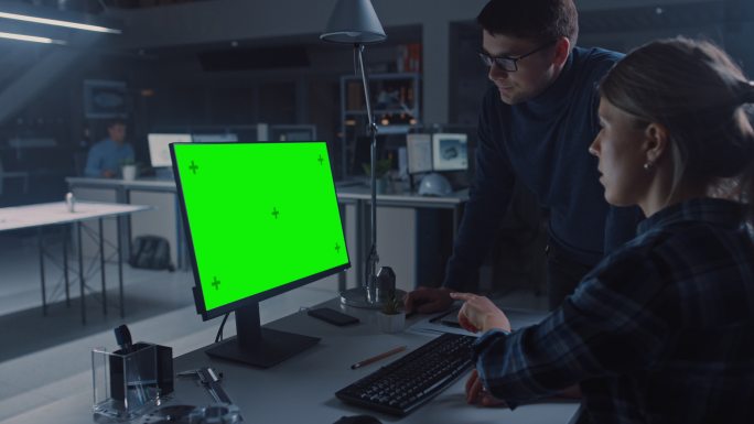 工程师在显示绿色屏幕电脑上工作。