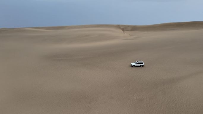 越野车穿越西部戈壁沙漠素材