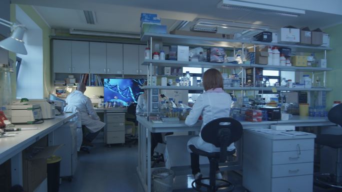 一群穿着白大褂的科学家正在实验室里工作。