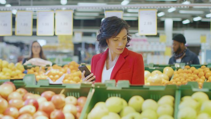 美女选择水果外国人慢动作升格镜头菜市场