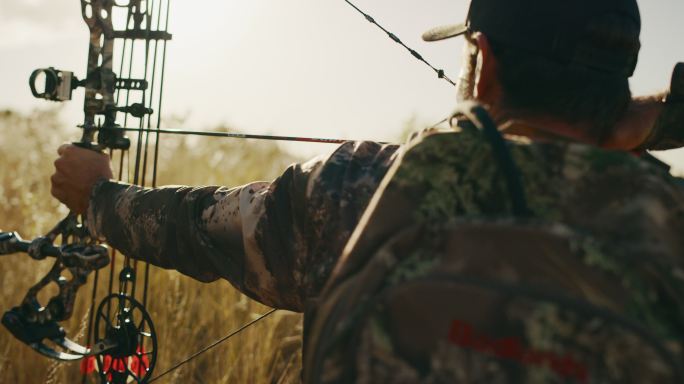 在野外的猎人身影背影打猎射击国外外国