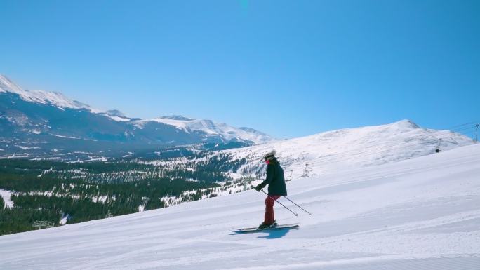 一名女性滑雪者沿着滑雪坡滑下