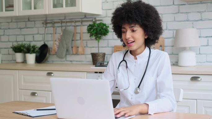 女医使用笔记本电脑接受在线咨询