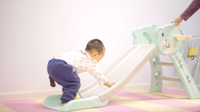 一岁半婴儿玩耍滑滑梯玩具