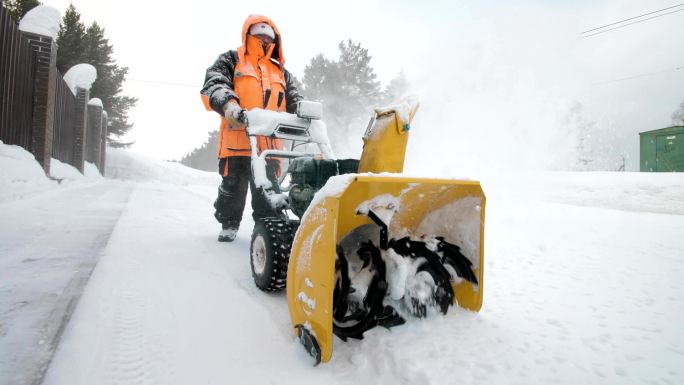 人用扫雪机扫雪。东北雪灾冬天大雪雪天除雪