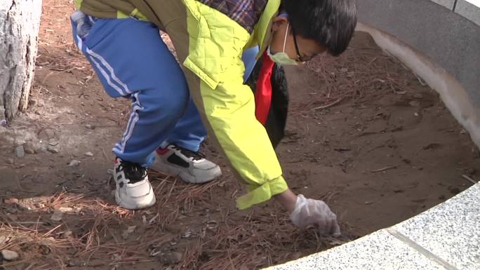 小学生户外劳动实践课公园捡垃圾