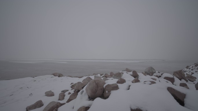 冬日湖边雪景