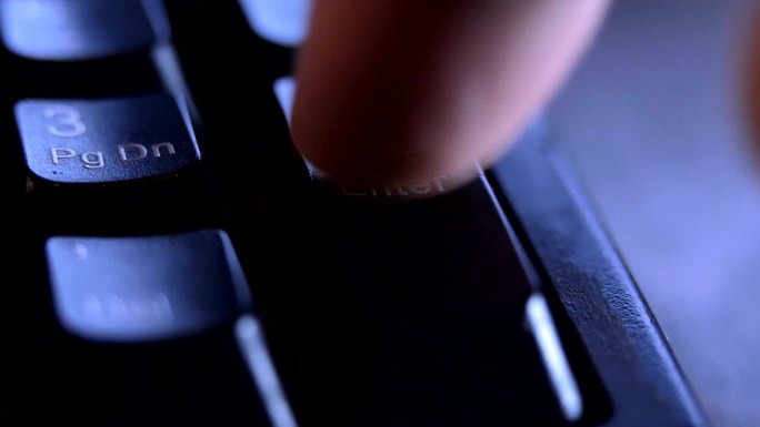 用手指按键盘上的回车键。