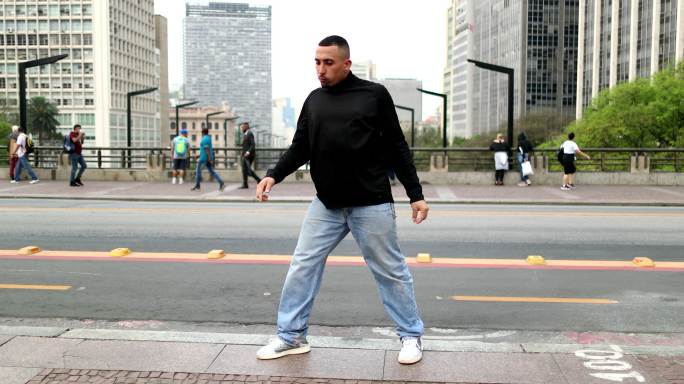 男子在市中心的街道上跳舞