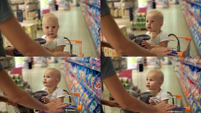 小宝宝坐在超市的购物车里