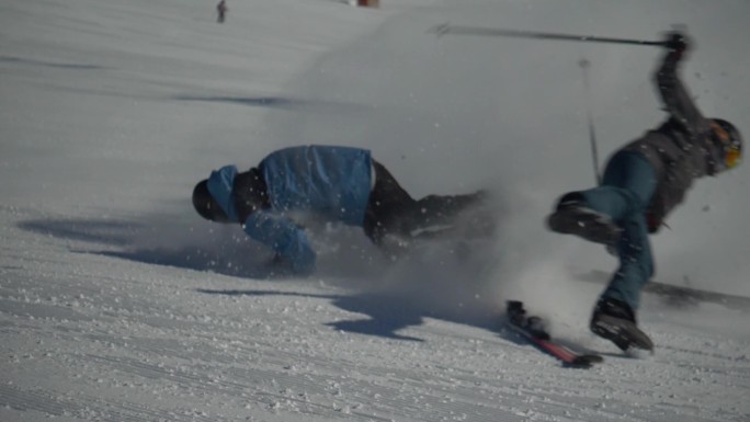 滑雪发生碰撞滑雪碰撞极限运动摔倒