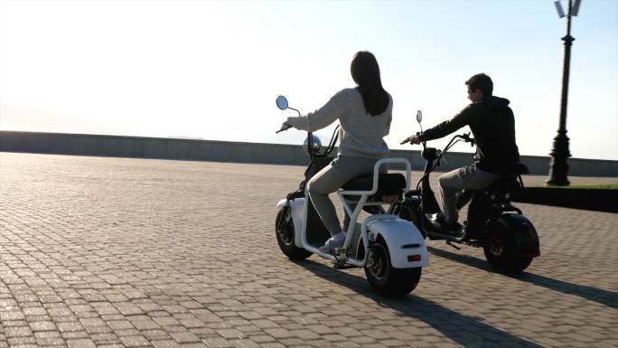 一对骑着电动踏板车的幸福夫妇