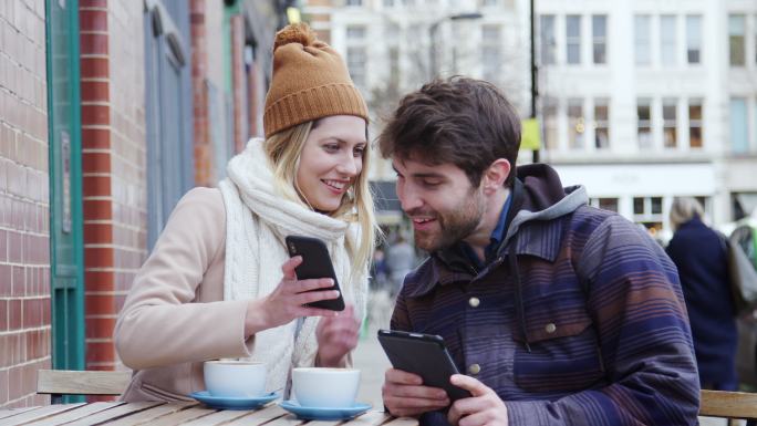 喝咖啡的夫妇手机APP科技应用购物消费