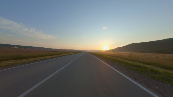 开车沿着空旷的道路行驶。