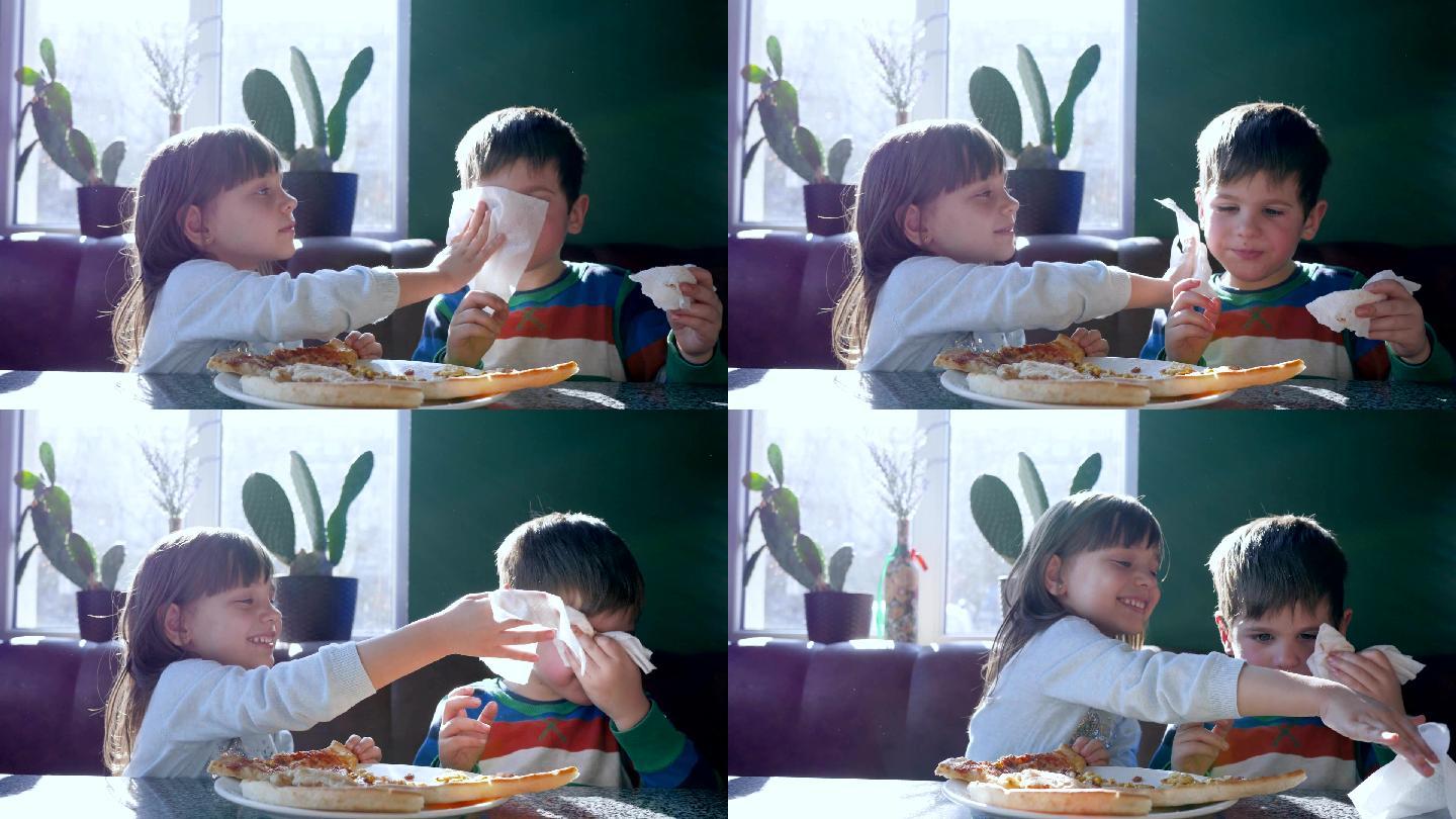 在披萨店吃饭时，姐姐用餐巾擦弟弟的脸