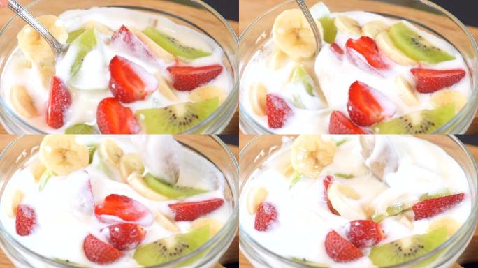 汤匙上健康新鲜浆果和白色酸奶的特写镜头。