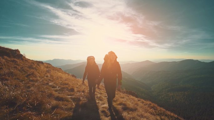 这对夫妇在日落背景下的山中散步
